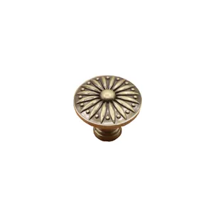 Pomello antico in lega di zinco con motivo a girasole in rilievo e finitura in bronzo