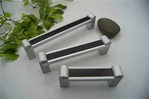 Drei verschiedene Längen moderner silberner Möbelgriffe aus Aluminium auf Texturoberfläche