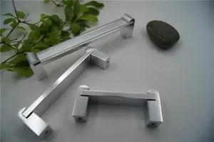 Drei matte silberne Möbelgriffe aus Aluminium in verschiedenen Längen mit Schraublöchern
