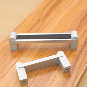 Möbelgriffe aus Aluminiumlegierung mit schwarzer Einlage, Vorder- und Rückseite gezeigt
