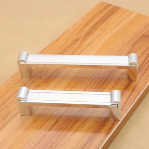 Moderne silberne Möbelgriffe aus Aluminium in zwei Größen auf Holz präsentiert