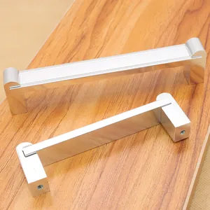 Detailsicht silberner Aluminium-Möbelgriffe mit gebürstetem Finish auf Holzgrund
