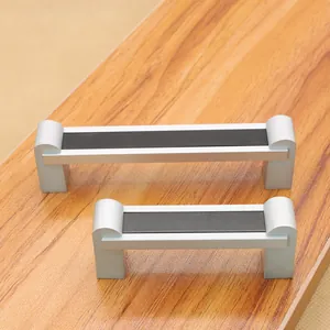 Details von silbernen Aluminium-Möbelgriffen mit mattem Finish und schwarzen Zierelementen