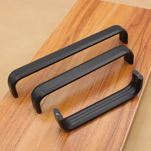 Maniglie per mobili moderne a forma di U in alluminio nero in tre misure su legno