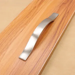 Maniglia moderna in alluminio spazzolato argento per mobili dal design curvo e minimal