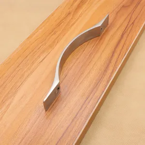 Dettaglio della maniglia per mobili in argento spazzolato su superficie in legno