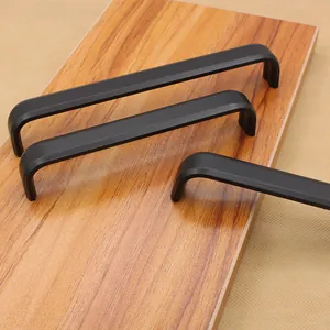 Dettaglio di maniglie per mobili a U in alluminio nero opaco in tre diverse lunghezze