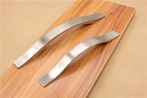 Dettaglio di maniglie a S in alluminio argento su legno con finitura in metallo spazzolato