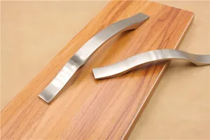 Dettaglio di maniglie moderne curve in argento con finitura in alluminio spazzolato