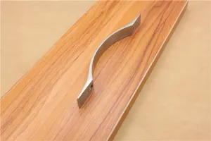 Dettaglio della maniglia in alluminio argento spazzolato per mobili su legno