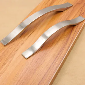 Maniglie per armadi in argento a forma di onda con finitura spazzolata su legno