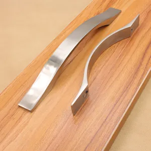 Maniglie moderne per mobili in alluminio spazzolato in due dimensioni, design curvo elegante