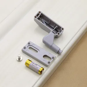 Detailansicht der LED-Schrank-Scharnierleuchte mit 23A-Batterie und Halterung