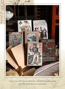 Vista macro di carta per scrapbooking vintage con motivi antichi e buste in pergamena