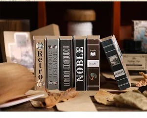 Dettaglio macro di blocchi per appunti in stile retrò con design vintage di dorsi di libri