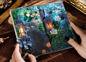 Makro-Detail eines Zauberwald-Journals mit 3D-Papierblumen und Glitzer-Verzierungen