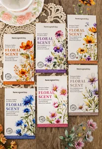 Dettaglio di adesivi floreali PET vintage con motivi botanici ad acquerello su legno