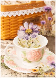 Dettaglio di adesivi PET floreali su una tazza di ceramica con motivi di rose a rilievo