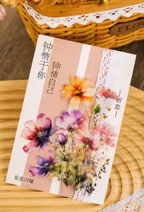 Dettaglio di adesivi floreali in PET con petali di cosmo ad acquerello su vassoio
