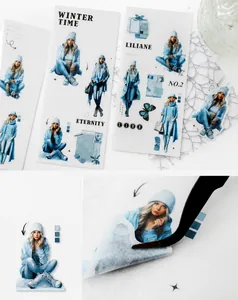 Dettaglio di washi tape a tema invernale blu con adesivi fustellati di ragazze
