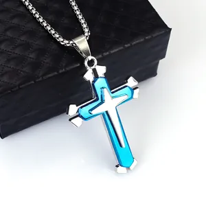 Dettaglio del ciondolo a croce blu e argento su una catena a scatola in acciaio inox