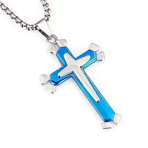 Dettaglio del ciondolo a doppia croce argento e blu su catena in acciaio inossidabile