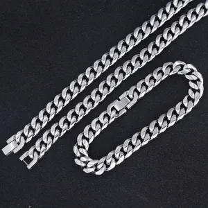 Nahaufnahme der polierten silbernen Panzerkette und des Armbands mit Faltverschluss