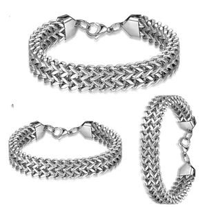 Bracelet pour homme en acier inoxydable tressé avec fermoir mousqueton en vue multi-angle