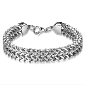 Détail du bracelet gourmette Franco en acier inoxydable argenté avec fermoir mousqueton