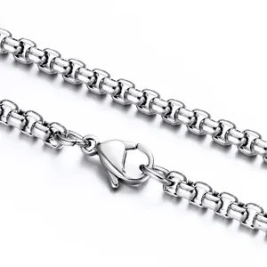 Makroaufnahme einer silbernen Box-Kette aus Edelstahl mit Karabinerverschluss für Damen