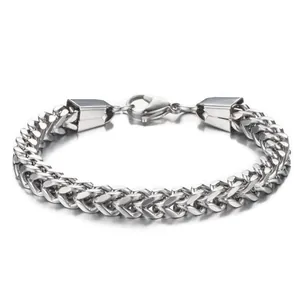Détail macro du bracelet chaîne épi en acier inoxydable argenté avec fermoir mousqueton