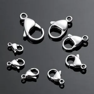 Detailansicht silberner Karabinerverschlüsse aus Edelstahl in verschiedenen Größen für Schmuck