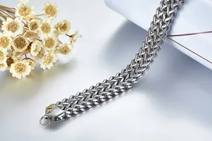 Détail du bracelet gourmette tressé en acier inoxydable avec finition polie brillante