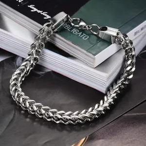 Détail d'un bracelet chaîne Franco en acier inoxydable argenté avec fermoir mousqueton