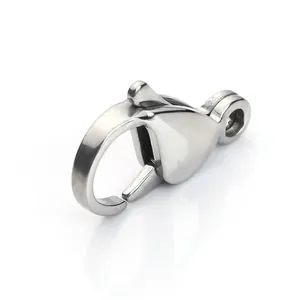 Primer plano de cierre de langosta en acero inoxidable pulido para fabricación de joyas