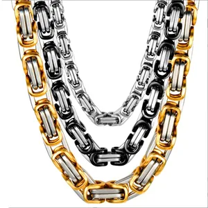 Detail von byzantinischen Edelstahl-Halsketten in Gold, Silber und Schwarz für Herren