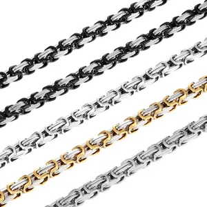 Nahaufnahme von Byzantinischen Gliederketten in Silber, Gold und schwarzem Edelstahl