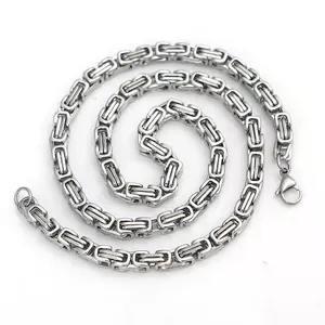 Nahaufnahme der silbernen Byzantiner-Halskette mit Karabinerverschluss in Spirale