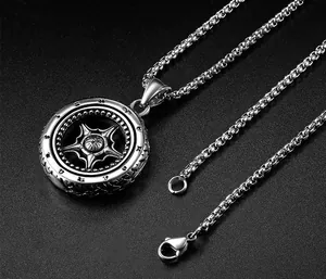 Gros plan du pendentif pneu en acier inoxydable avec étoile gravée et symboles pour hommes