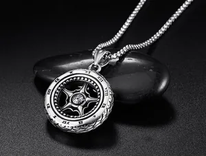 Vue macro du collier avec pendentif pneu en acier titane et chiffres romains gravés