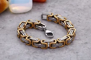 Nahaufnahme der byzantinischen Kette in Gold und Silber mit Karabinerverschluss