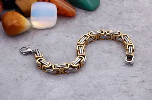 Nahaufnahme der gold-silbernen Byzantinischen Kette mit robustem Karabinerverschluss