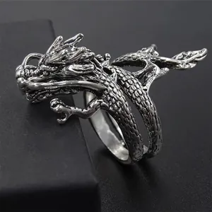 Detalle macro de un anillo de dragón plateado antiguo con escamas y diseño intrincado