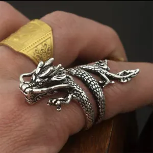 Anillo de cabeza de dragón retro para hombre en plata con escamas detalladas y diseño abierto