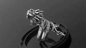 Primer plano de cabeza de anillo de dragón vintage con escamas y textura plata