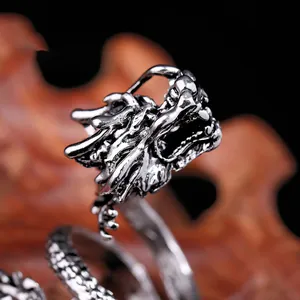 Foto macro de anillo de dragón plateado con detalles de escamas y estilo punk retro