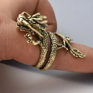 Anillo de dragón vintage dorado con escamas detalladas mostrado puesto en el dedo