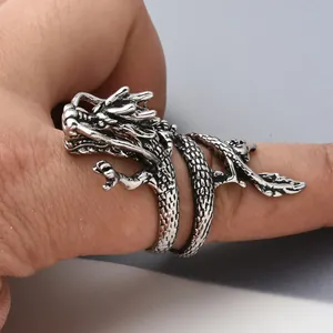 Primer plano del anillo de dragón vintage con escamas detalladas y acabado en plata vieja