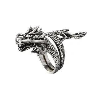 Detalle de anillo de dragón plateado retro con texturas de escamas finas y estilo gótico