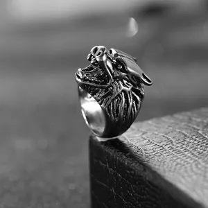 Detaillierte Nahaufnahme eines Vintage Wolfskopf-Rings mit Gravur und antiker Oberfläche